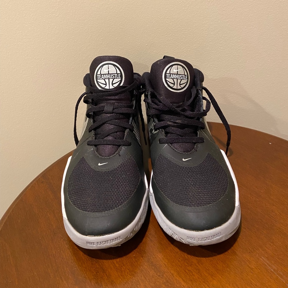 Nike Team Hustle D9 Basketball Shoes Sneakers Black White 5Y aq4224-001 Silver